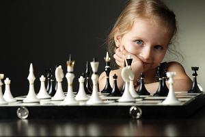 Mädchen mit Schachspiel