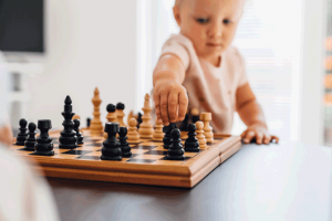 Child playing chess, Kind das Schach spielt