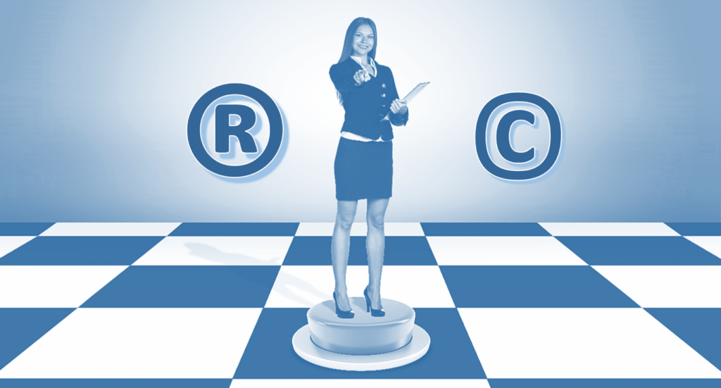 markenstrategie_web_M Woman on chessboard with trademark-symbol